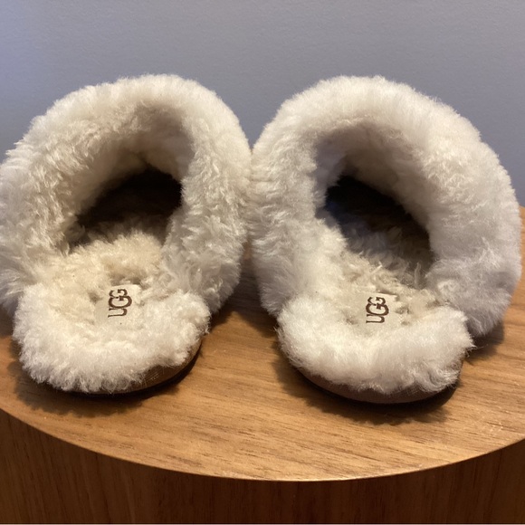 UGG chestnut Scuffette Sheepskin Slippers(size 6) - Picture 3 of 8